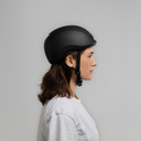 Person wearing a black helmet against a gray background. headfirst_binnen_shoot Echo Pro black Laura
